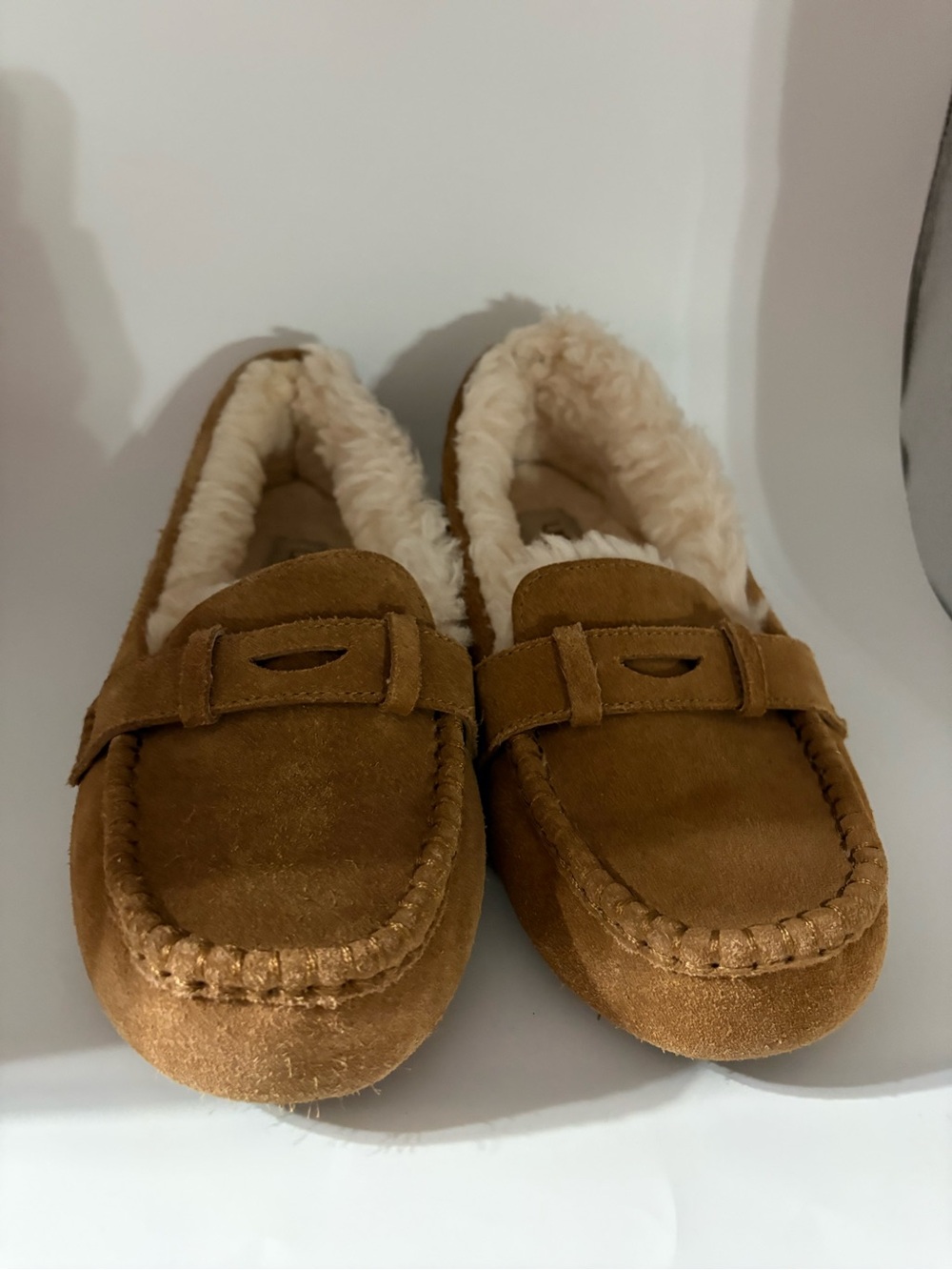UGG Women's Willow Moc Toe Loafers Suede w/ wool lining Tan size 9